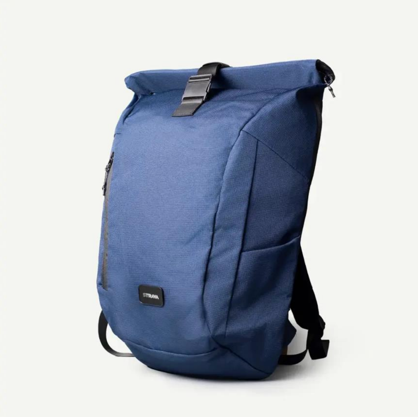 Una mochila azul marino enrollable con cierre de hebilla negra y un pequeño logotipo rectangular, mostrada sobre un fondo liso.