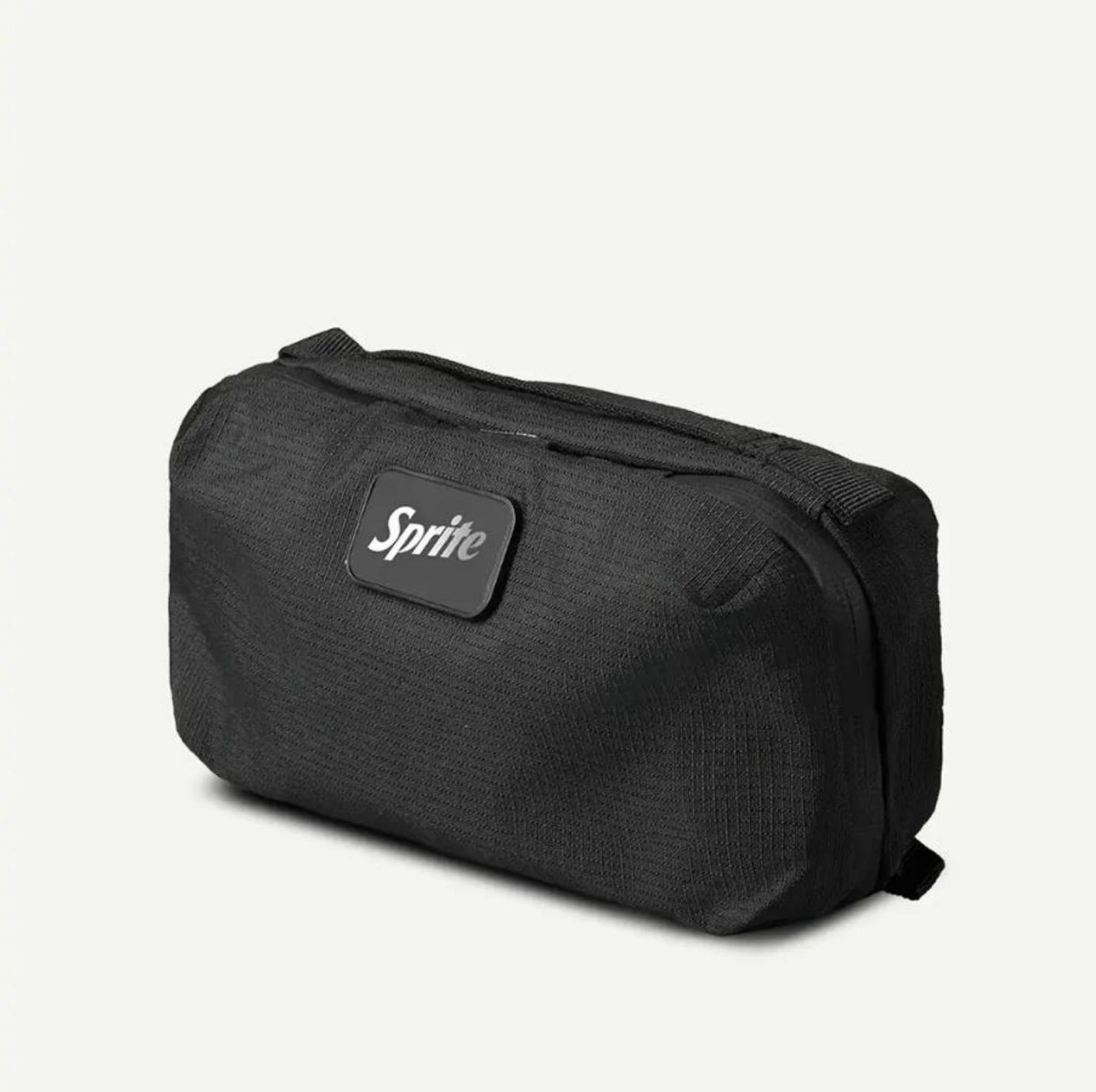 Un estuche negro, rectangular y con cremallera, que lleva un parche rectangular con el texto blanco 