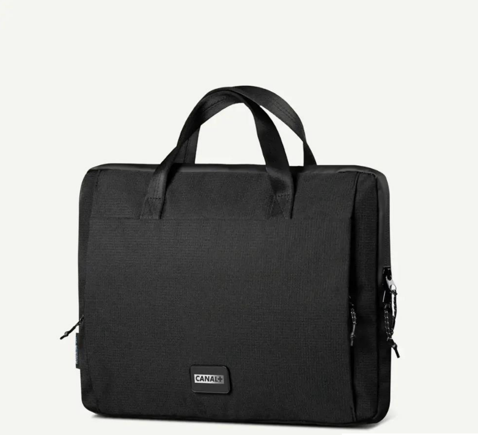 Un elegante maletín negro para portátil con asas de transporte y un pequeño logotipo rectangular de la marca en la parte delantera.