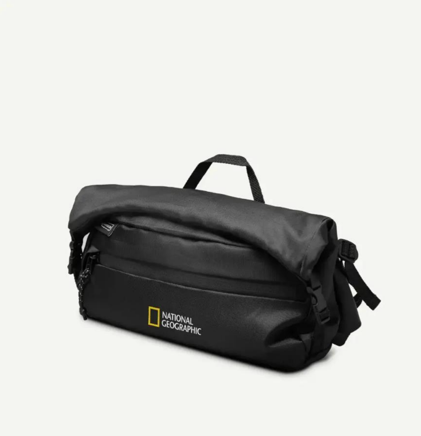 Bolso bandolera negro de National Geographic con cierre enrollable, correa ajustable para el hombro y asa superior sobre fondo blanco.