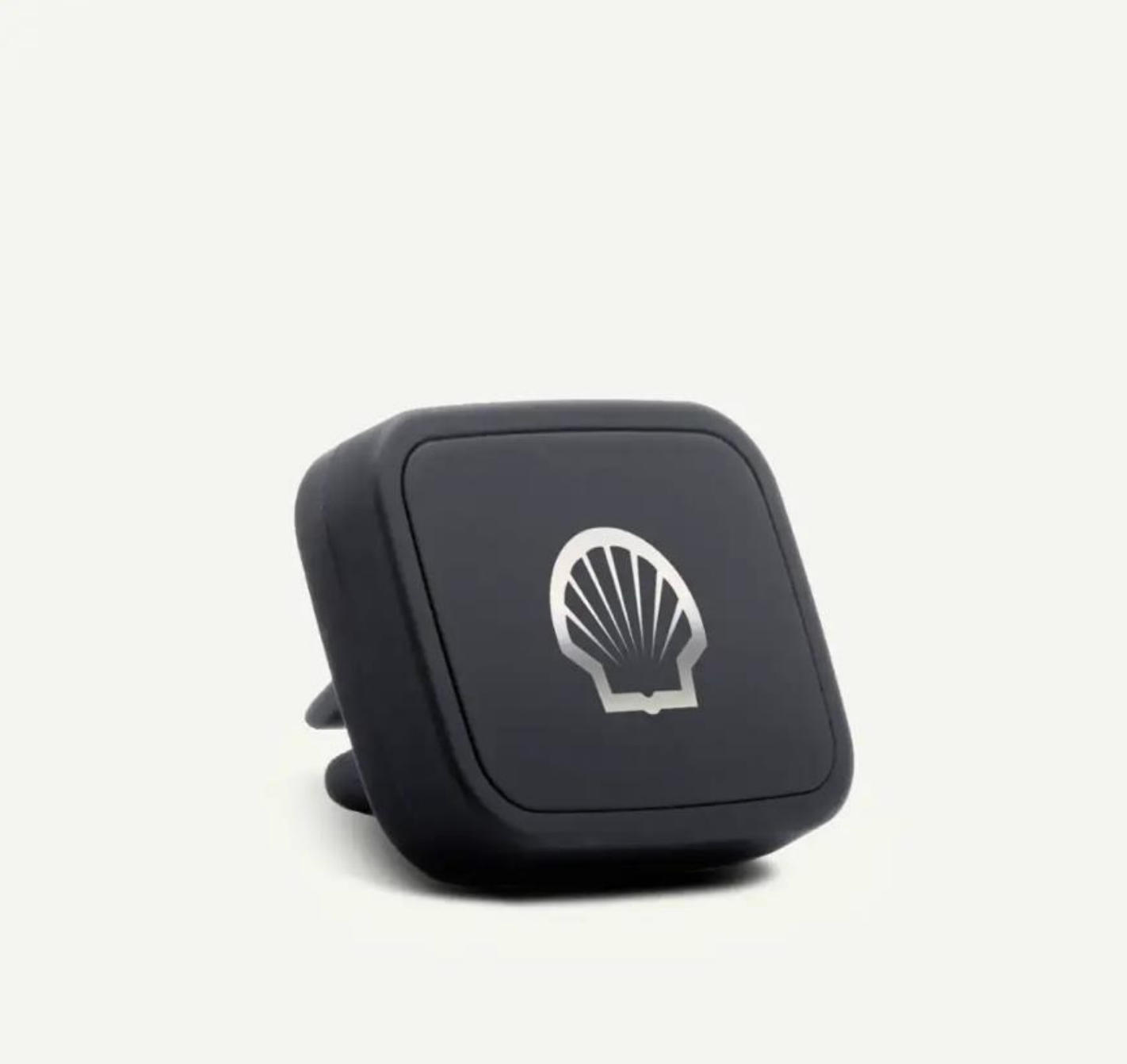Un ambientador de coche negro, de forma cuadrada, con clip para la rejilla de ventilación y el logotipo plateado de Shell en el centro.
