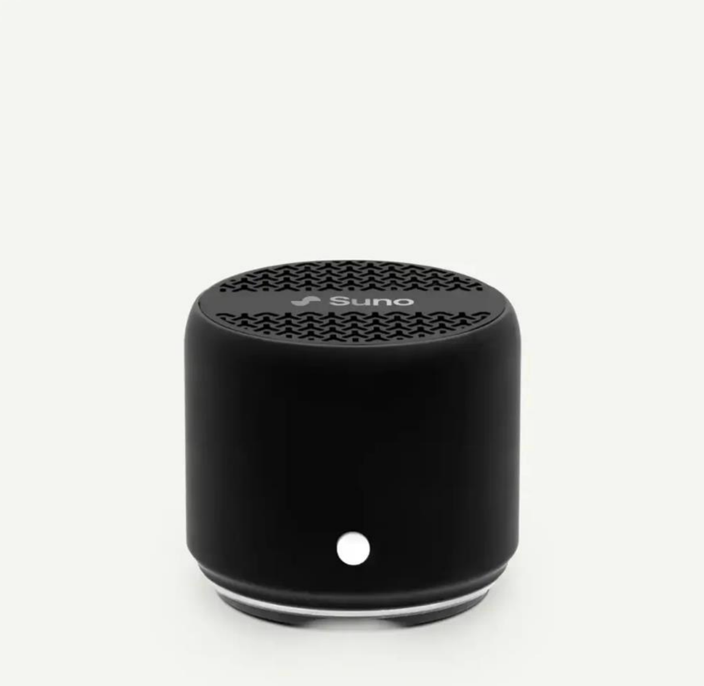 Un altavoz Bluetooth cilíndrico, compacto y de color negro, con una parte superior de malla estampada y un pequeño botón de encendido blanco en la parte frontal.