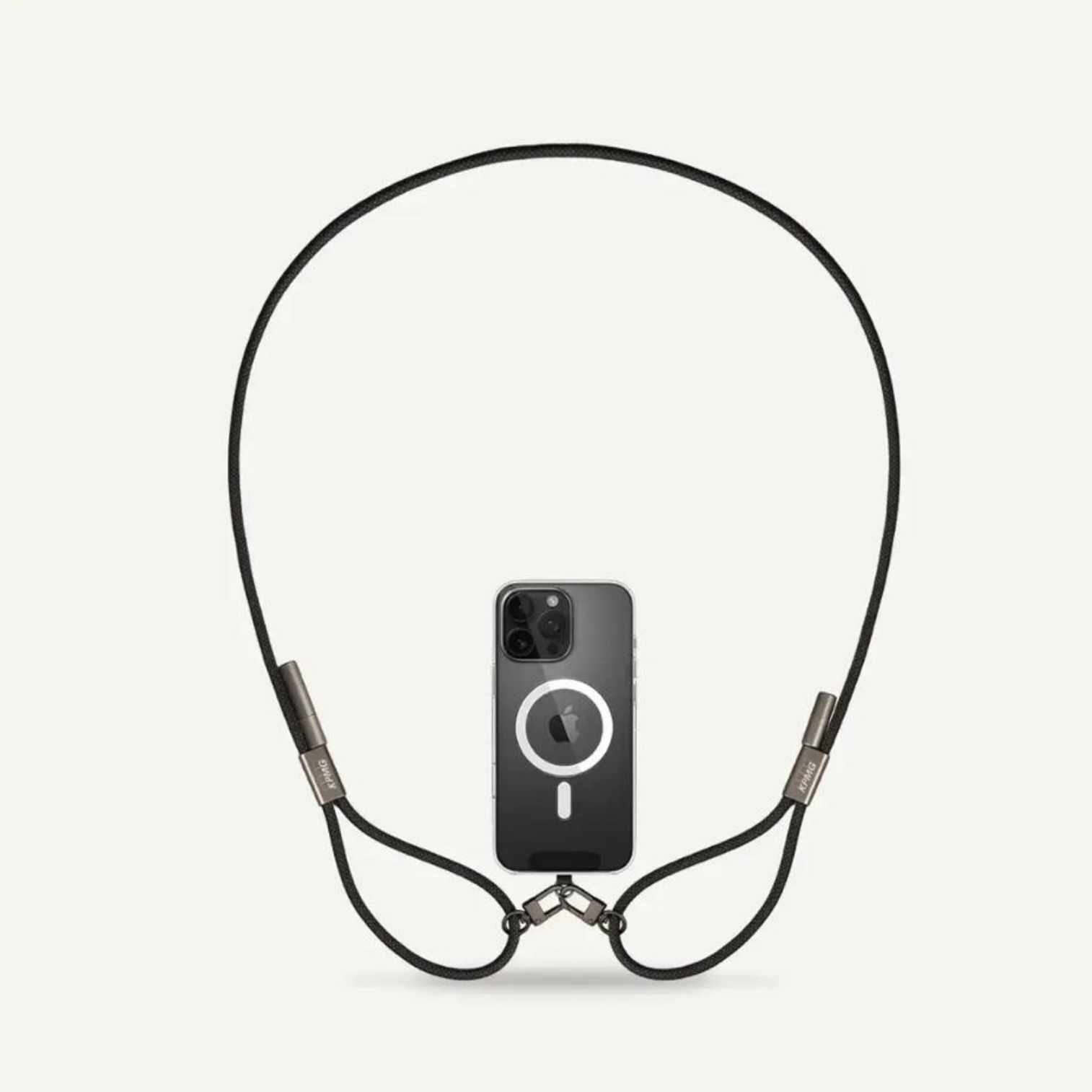 Un cordón negro para teléfono con herrajes metálicos, sujeto a un teléfono inteligente gris oscuro con un anillo magnético circular MagSafe.