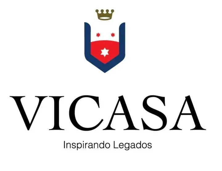 Logotipo que presenta un escudo azul oscuro rematado con una corona dorada, centro rojo con estrellas blancas y el texto 