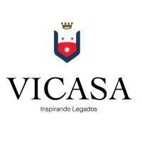 Logotipo de VICASA con un escudo azul y rojo, un icono de corona dorada y el texto 