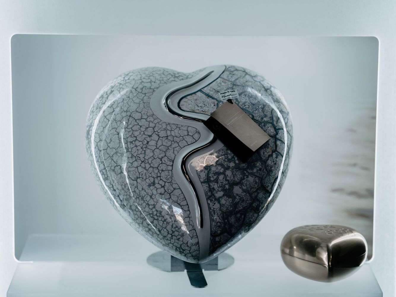 Un'urna a forma di cuore si trova accanto a un'urna più piccola a forma di cuore