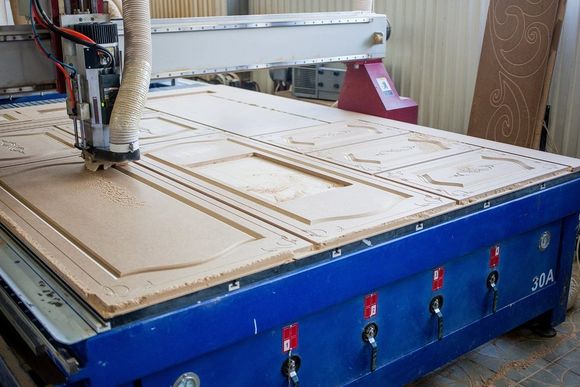 macchina a CNC per realizzazione porta in legno