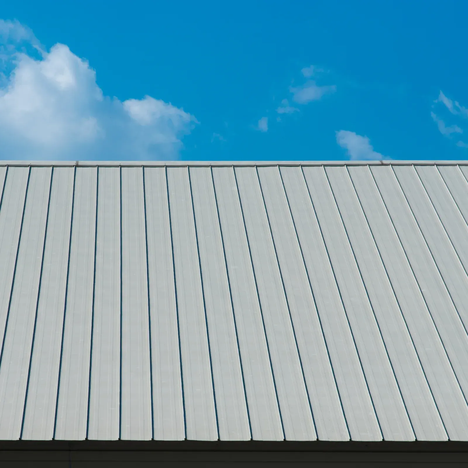 Peltikaton huoltomaalaus pidentää katon käyttöikää