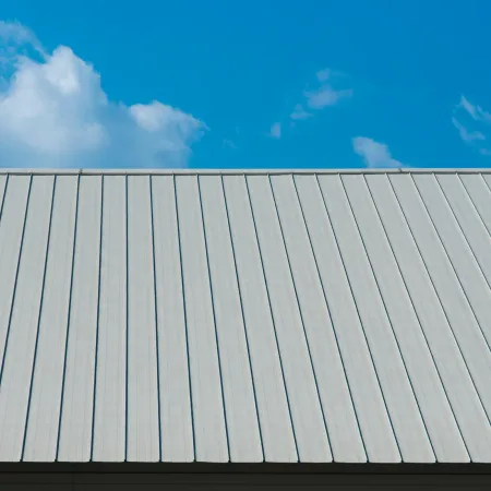 Peltikaton huoltomaalaus pidentää katon käyttöikää