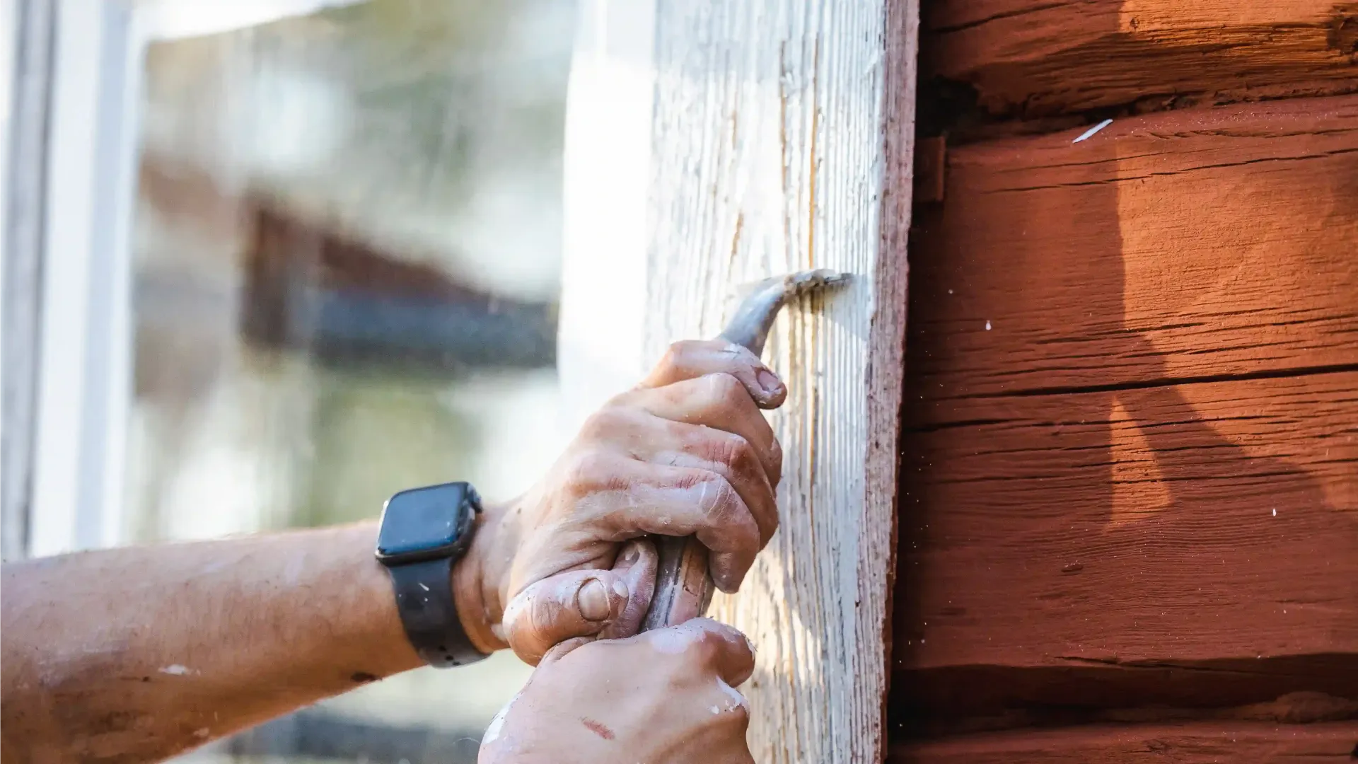 Puutalon ulkoverhous, josta maali hilseilee ja irtoaa