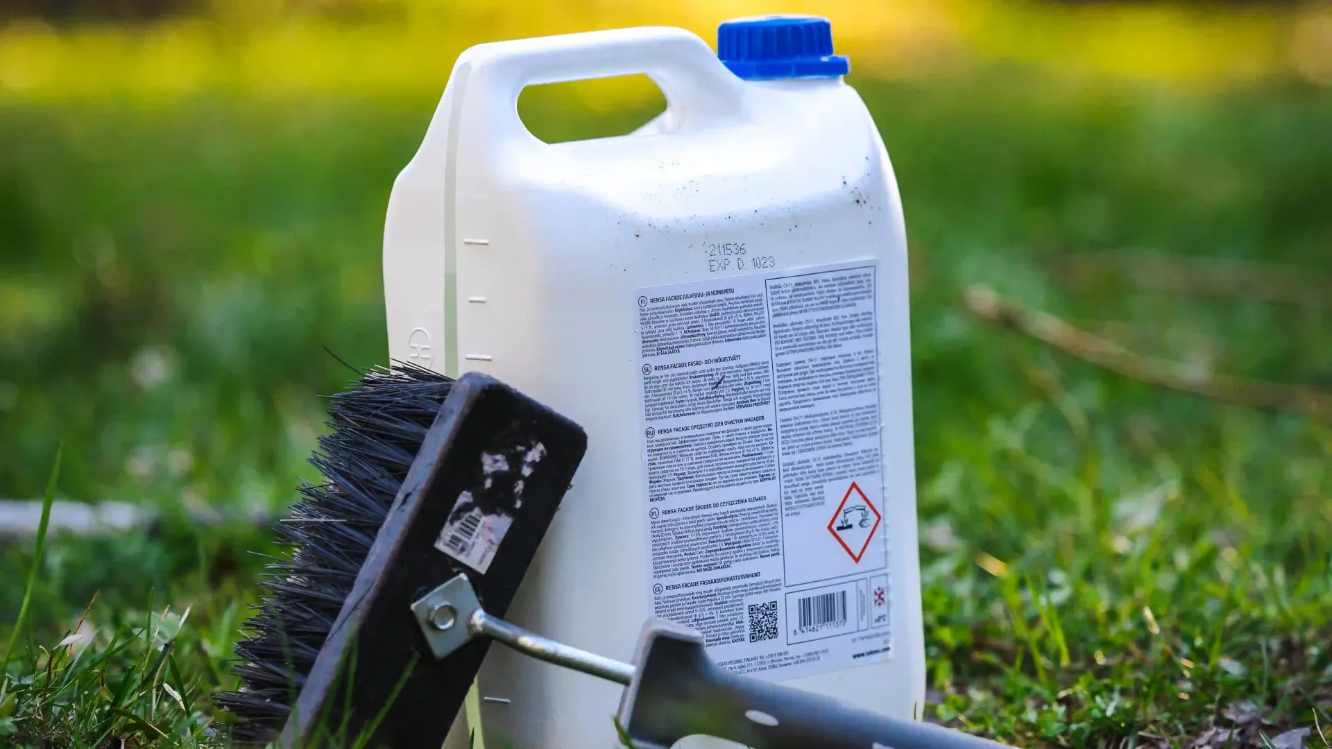 Puutalon pesu matalalla paineella ennen ulkomaalausta