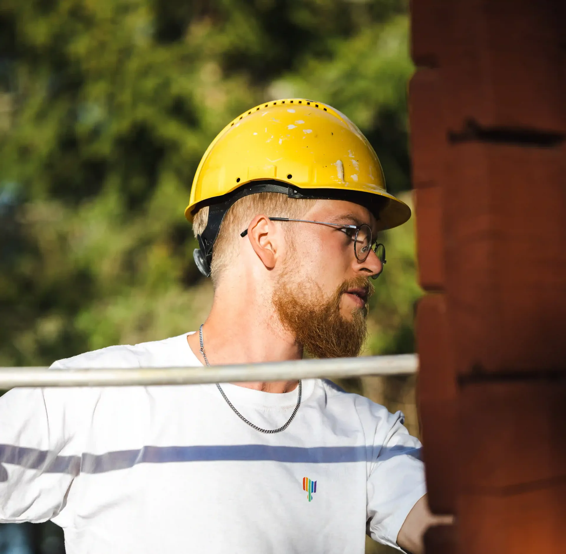 Ammattilainen maalaa rivitalon ulkoverhousta