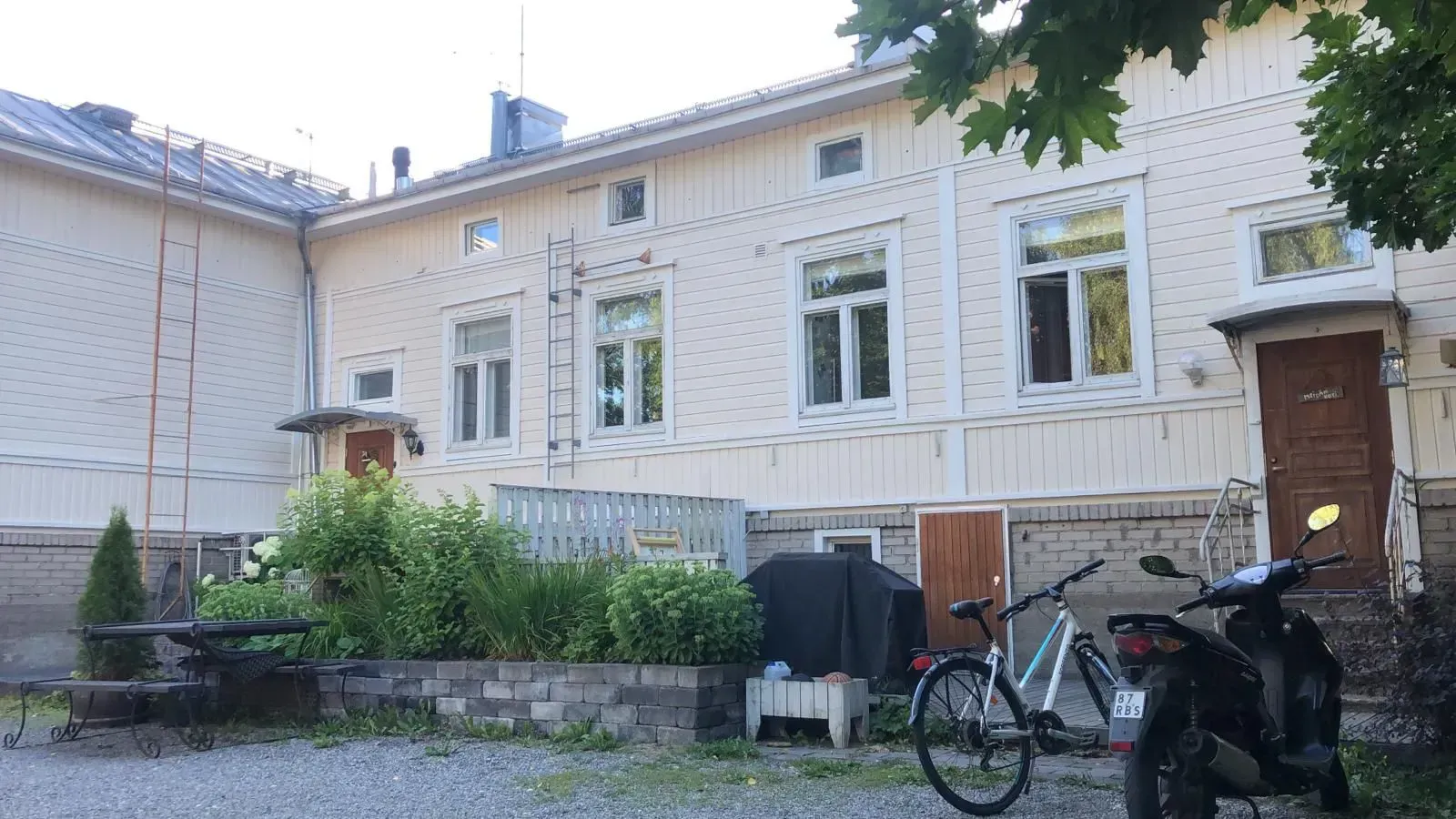 Rivitalo ulkomaalauksen jälkeen, siisti ja viimeistelty ulkoasu