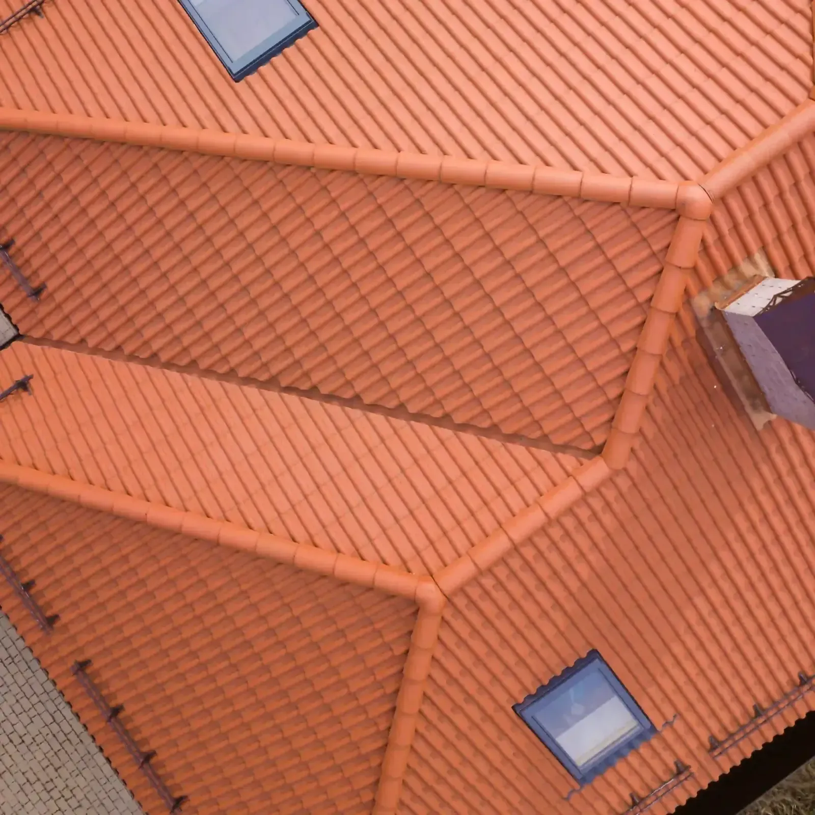 Tiilikaton pinnoitus palauttaa katon värin ja pidentää käyttöikää