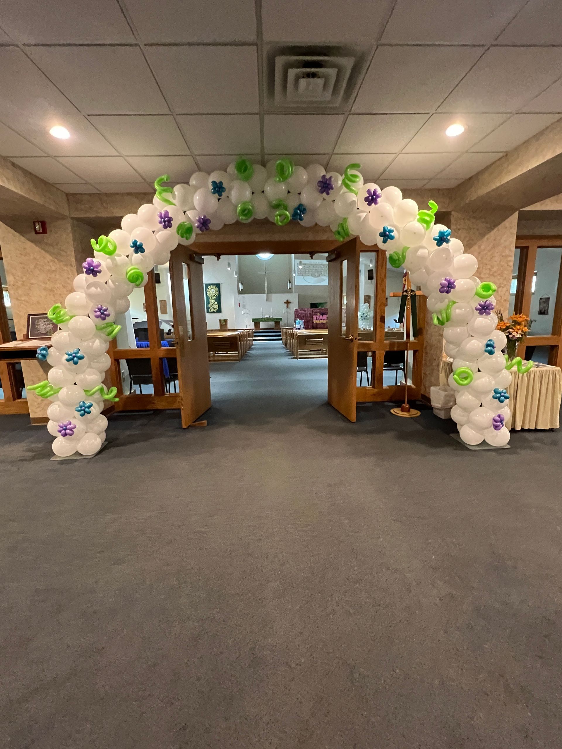 A room with a balloon arch in the middle of it