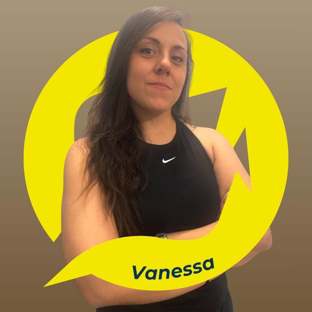 Vanessa indossa una canotta nera con un logo giallo e un banner con il suo nome.