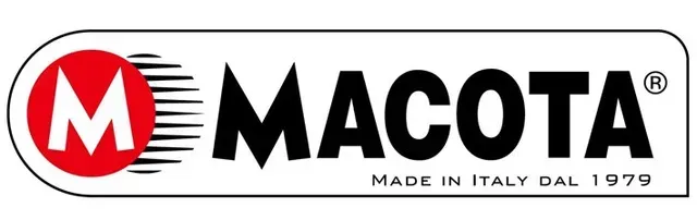 Logo del marchio MACOTA, in testo nero su un rettangolo bianco con un cerchio rosso e il simbolo "M". "Made in Italy dal 1979" in basso.