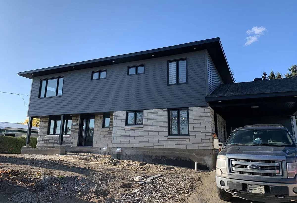 Image de substitution représentant une forme de montagne avec un cercle au-dessus, le tout dans des tons de gris.