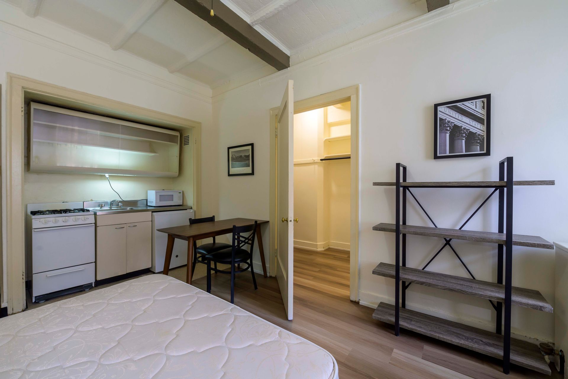 Canterbury Court Apartments