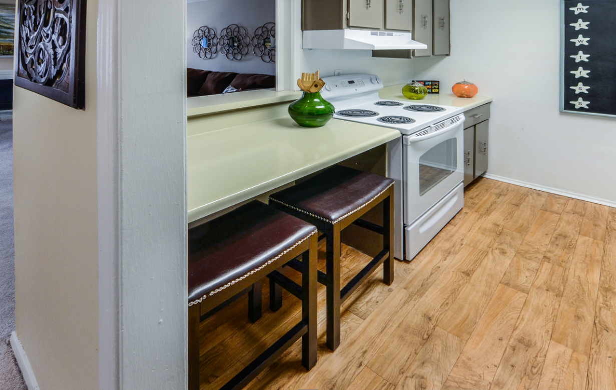 Reserve at Mount Moriah -kitchen table