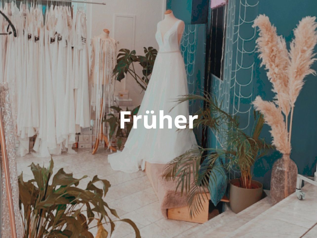 In einem Raum mit Pflanzen hängt ein Brautkleid auf einer Schaufensterpuppe.