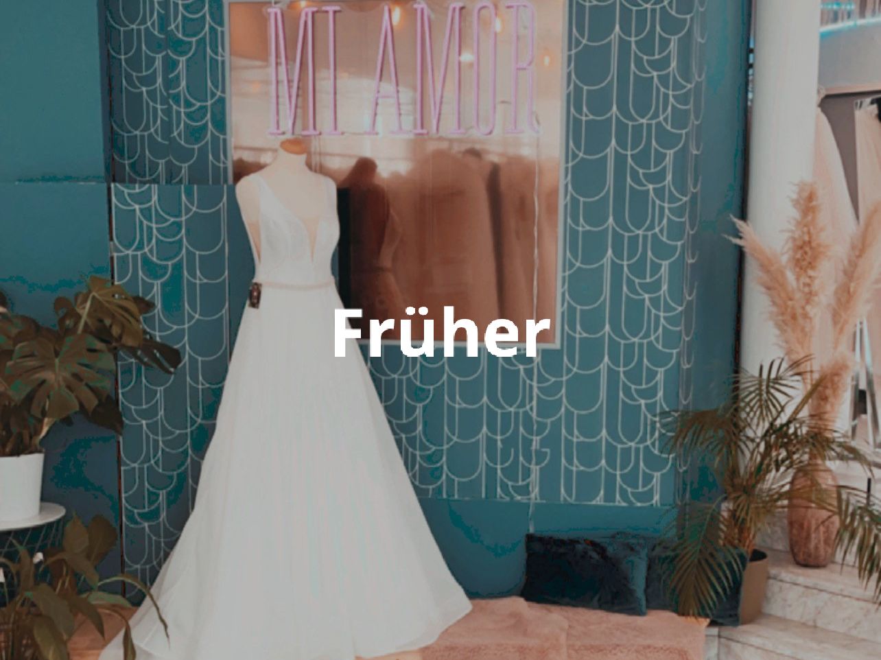 In einem Geschäft wird an einer Schaufensterpuppe ein Brautkleid ausgestellt.