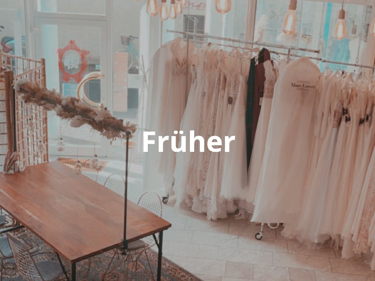 Ein Raum voller weißer Kleider, die auf Kleiderständern hängen.