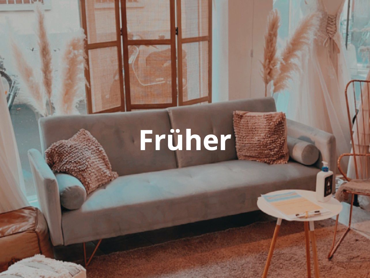 Ein Wohnzimmer mit einer Couch und einem Tisch mit dem Wort „früher“ darauf