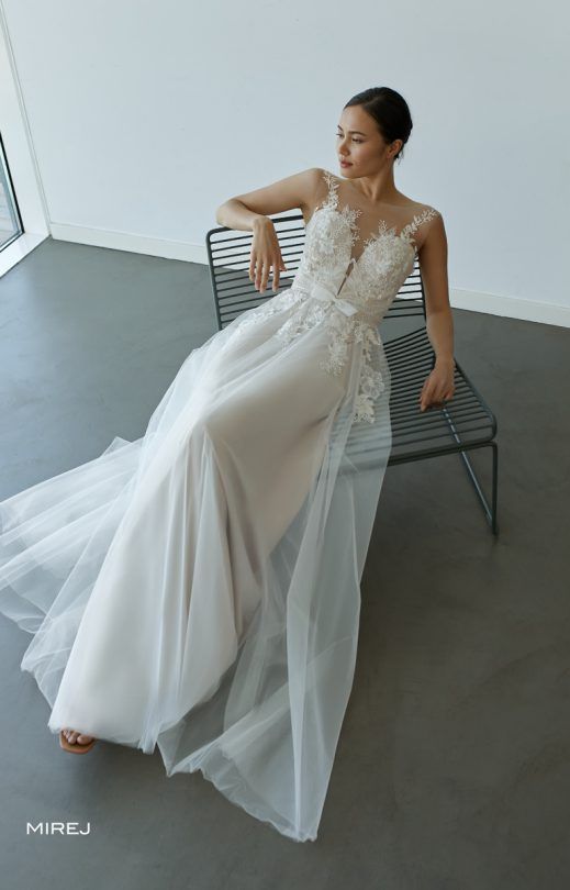 Eine Frau in einem Brautkleid sitzt auf einem Stuhl.