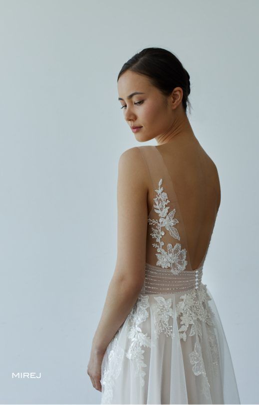 Zu sehen ist der Rücken einer Frau im Brautkleid.