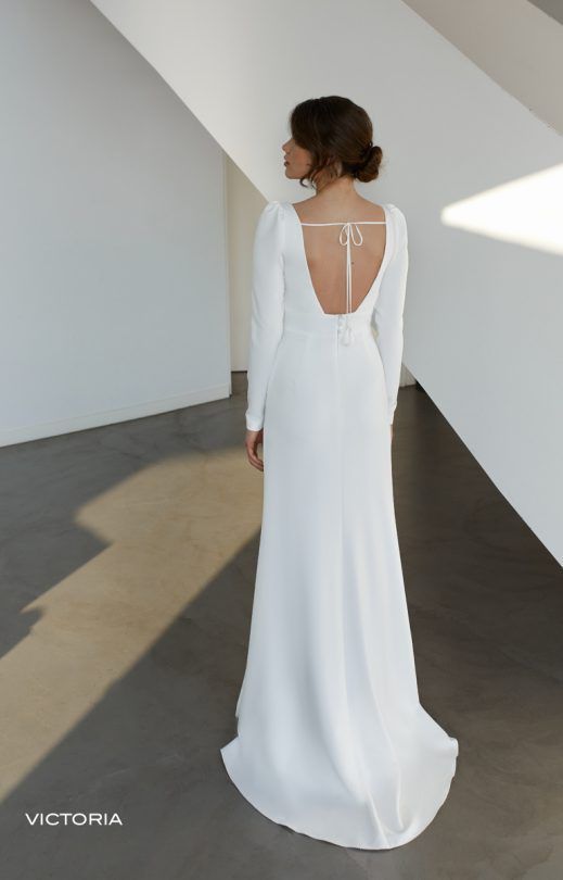 Die Rückseite eines weißen Brautkleides mit langen Ärmeln