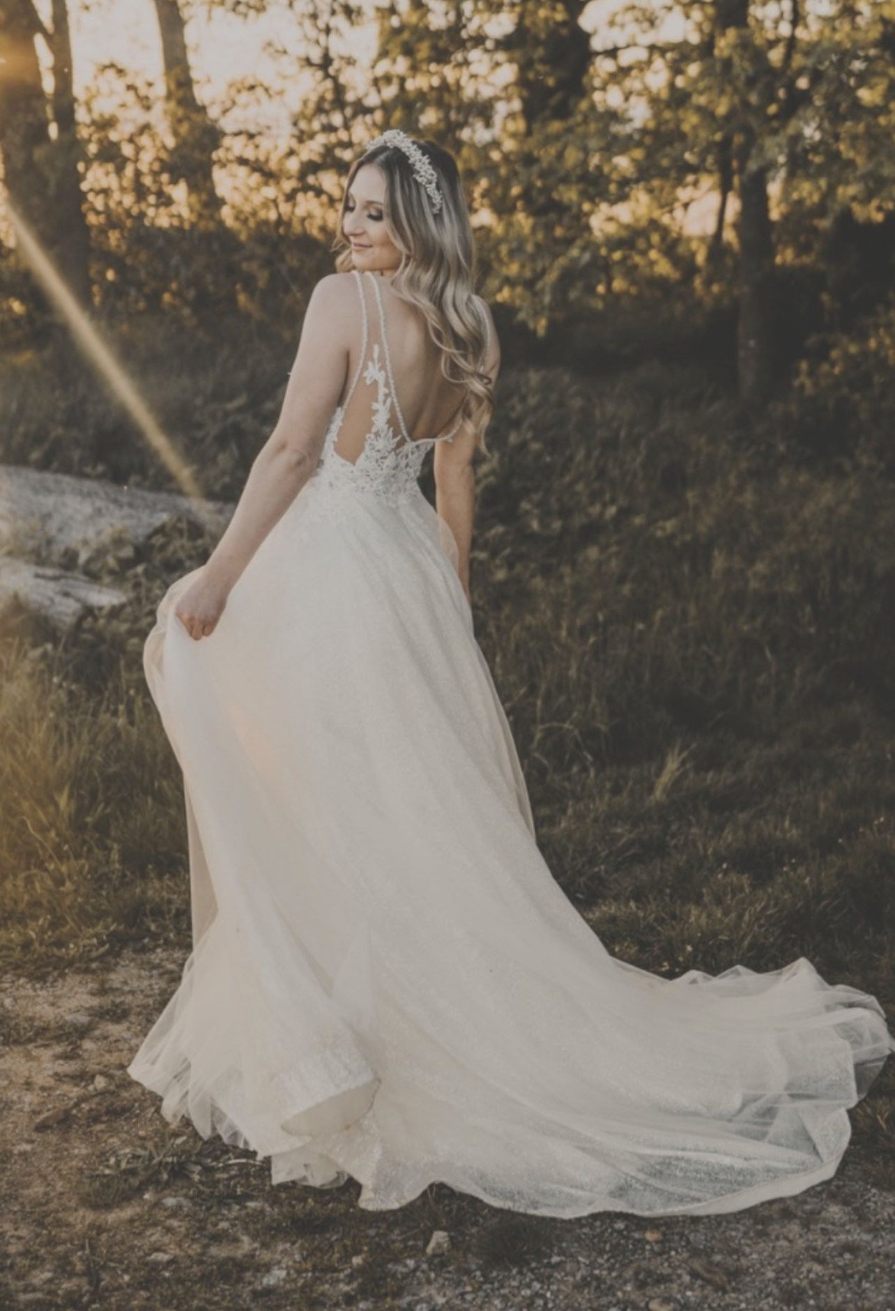 Eine Frau in einem Brautkleid steht im Wald.