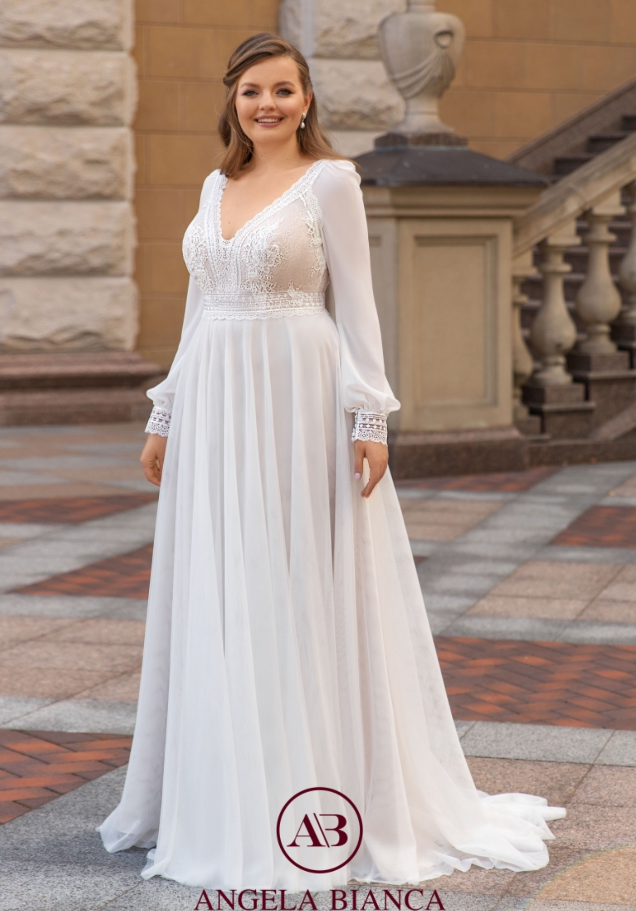 Eine Frau trägt ein weißes Brautkleid mit langen Ärmeln.