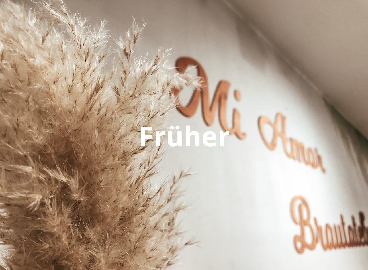 Eine Wand mit Pampasgras und den Worten „Mi Amor“ darauf.