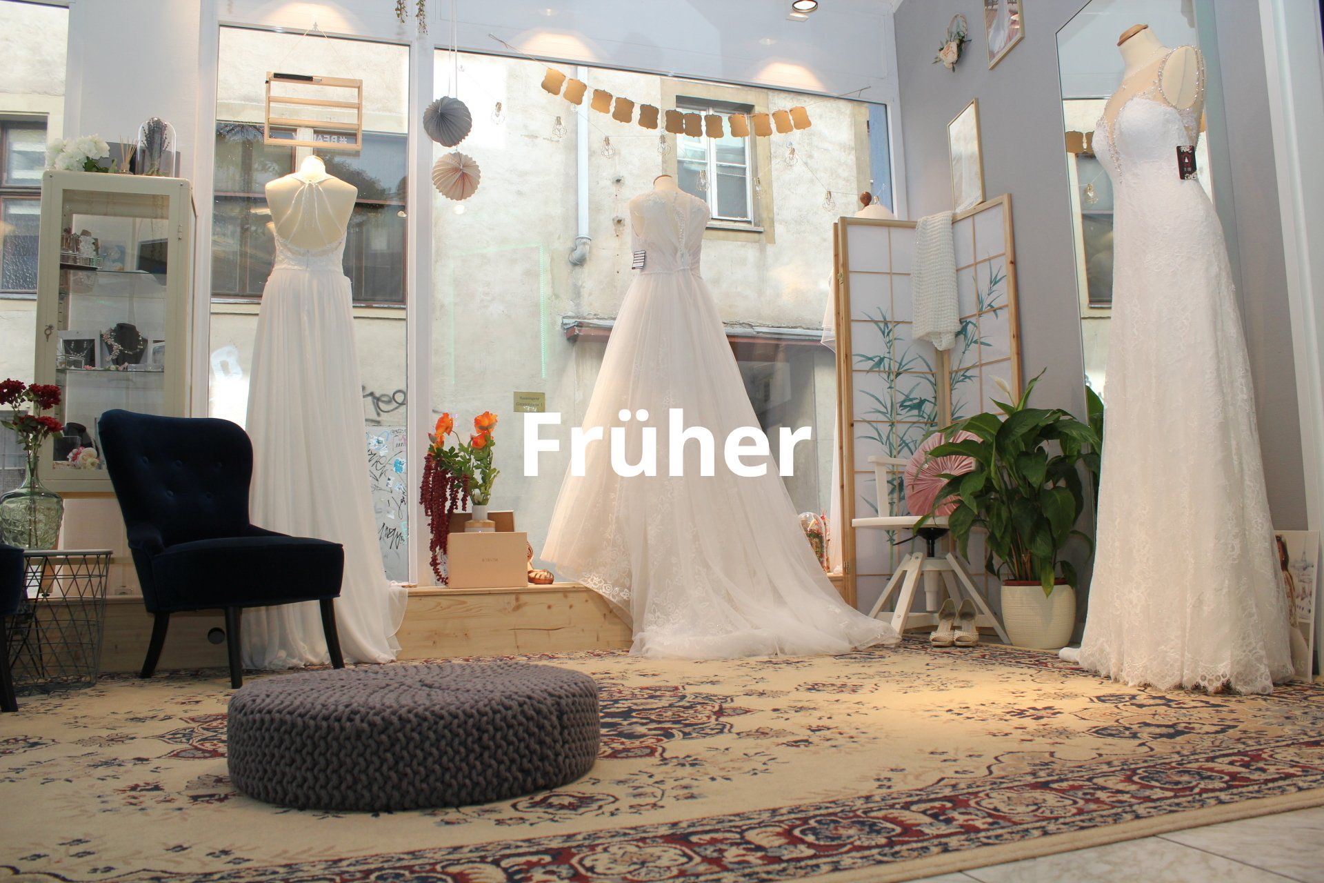 Ein Raum mit vielen Brautkleidern und dem Wort „früher“ auf der Unterseite