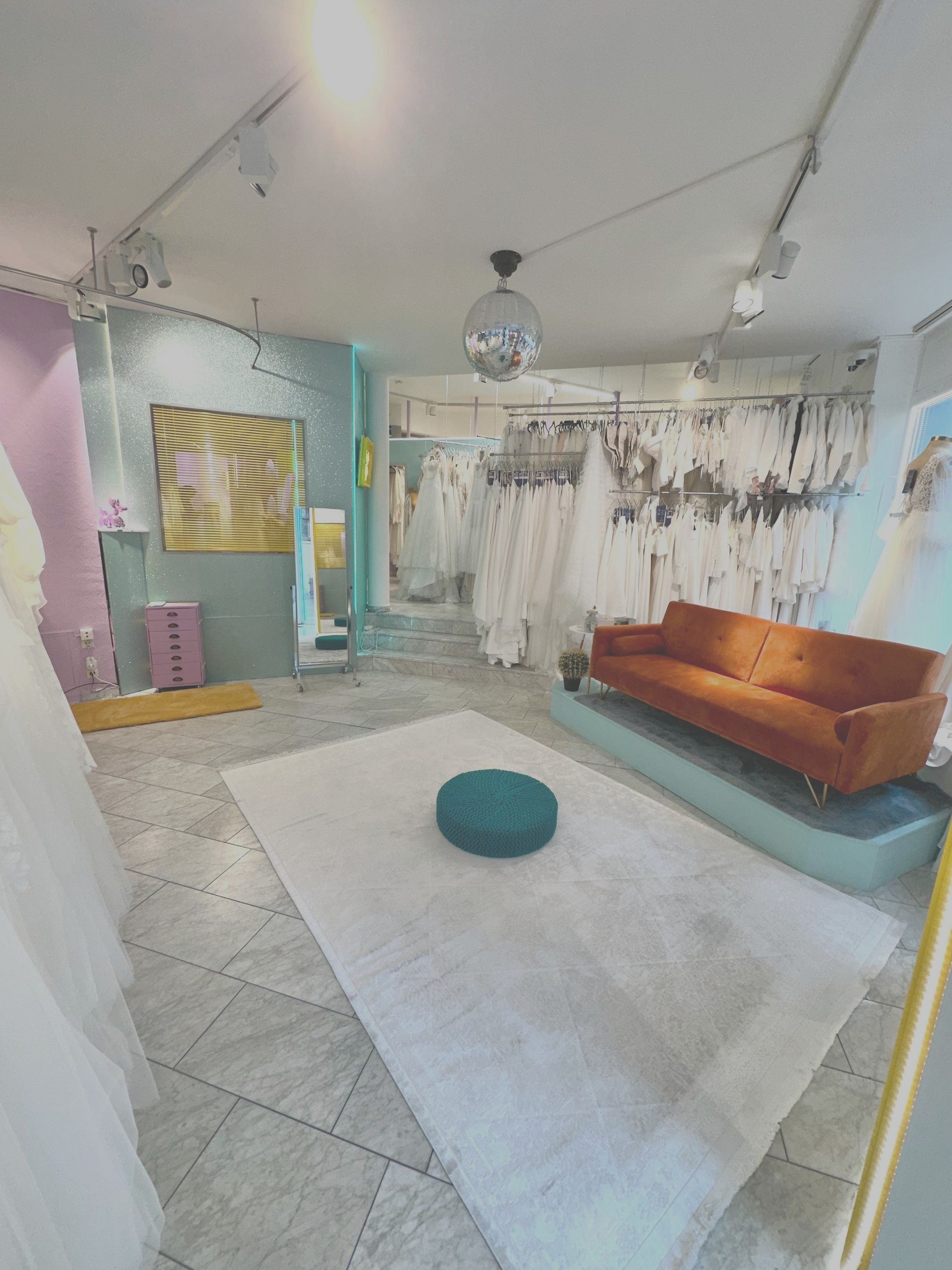 Eleganter Anproberaum im BILDSCHÖN Brautatelier für persönliche Brautkleidanproben