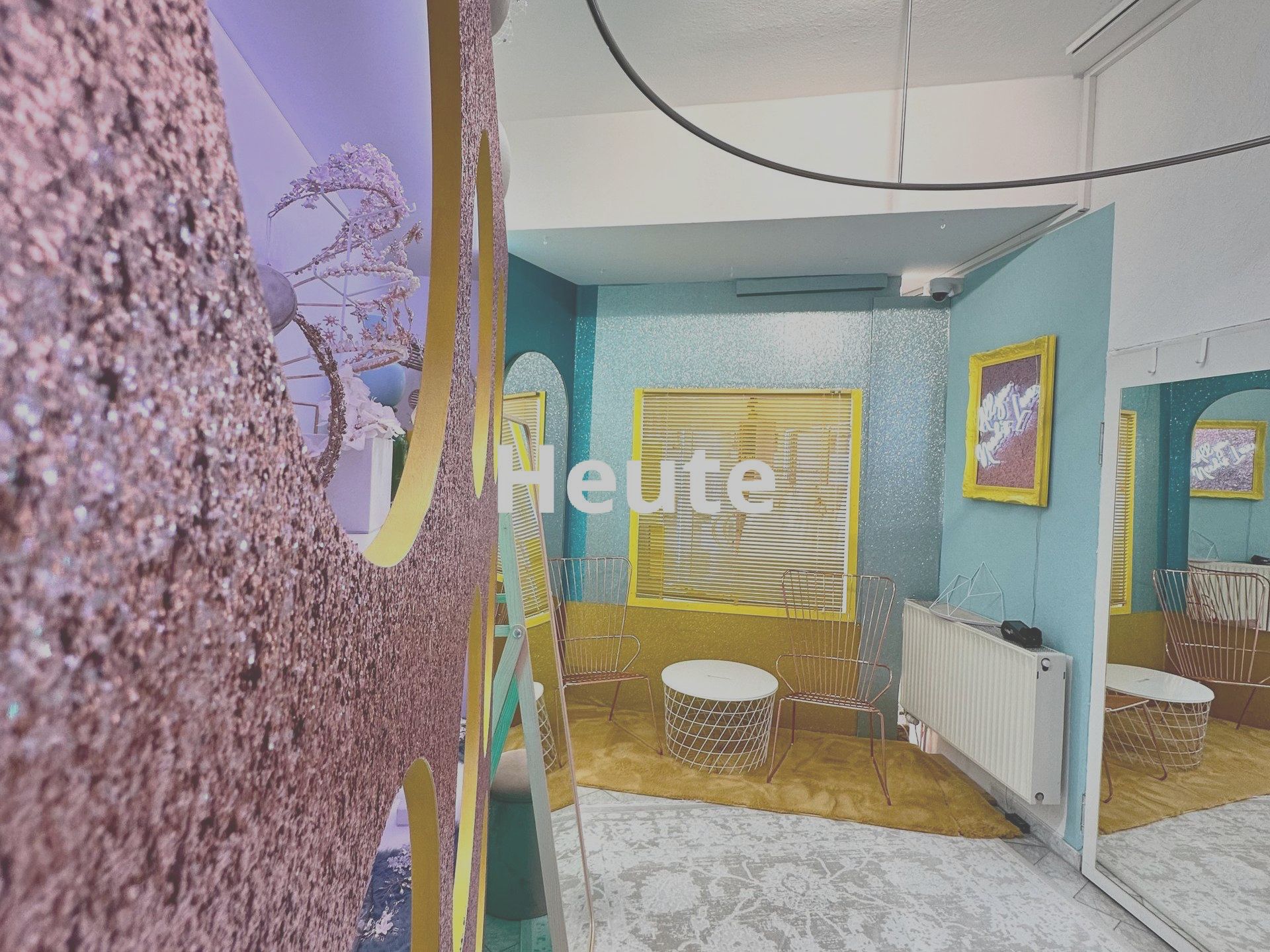 Das Wort „heute“ steht an der Wand eines Zimmers