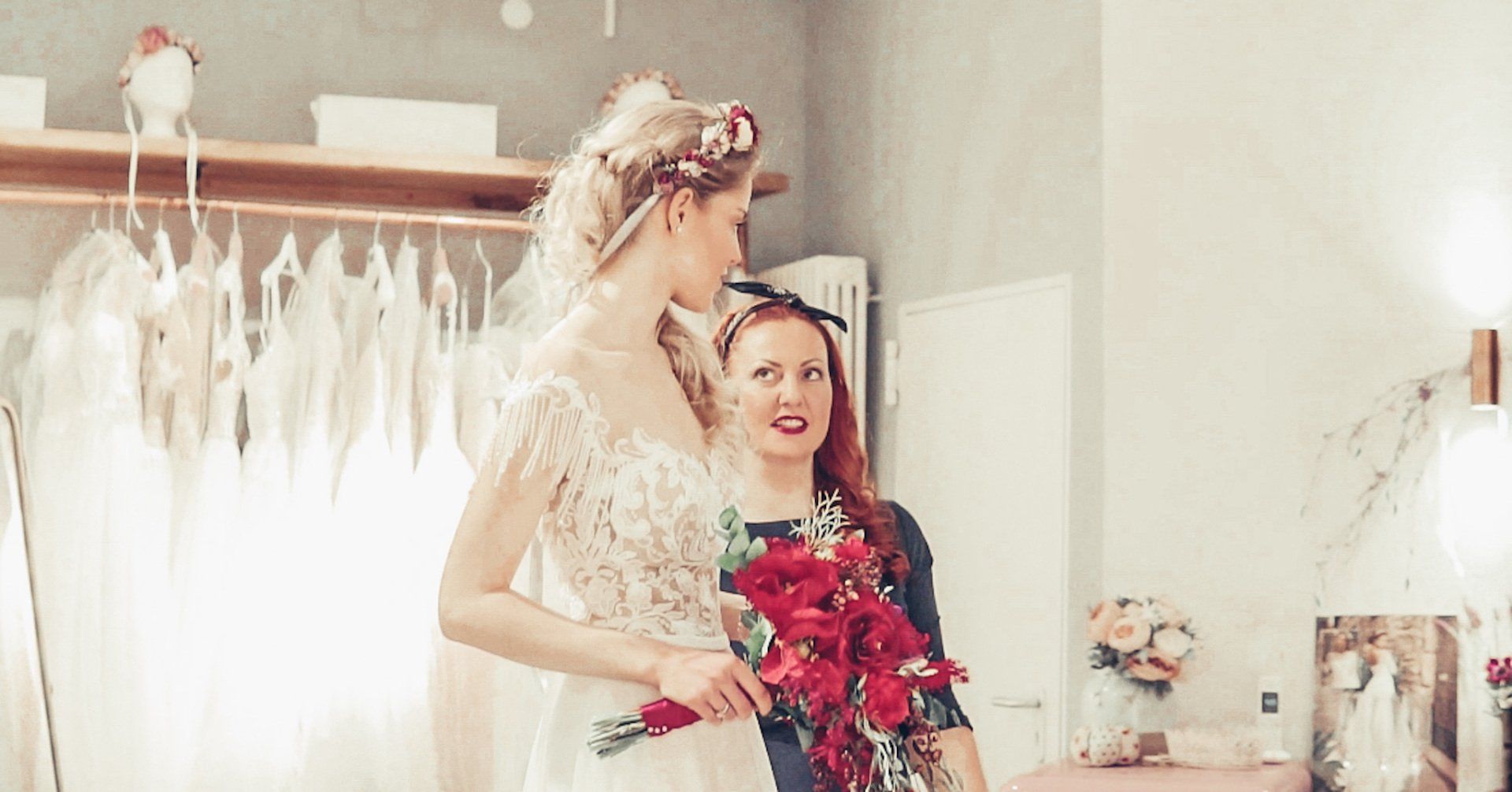 Brautkleidanprobe mit Brautkleid und Weddingdresser in einem Brautmodengeschäft für die Hochzeit .