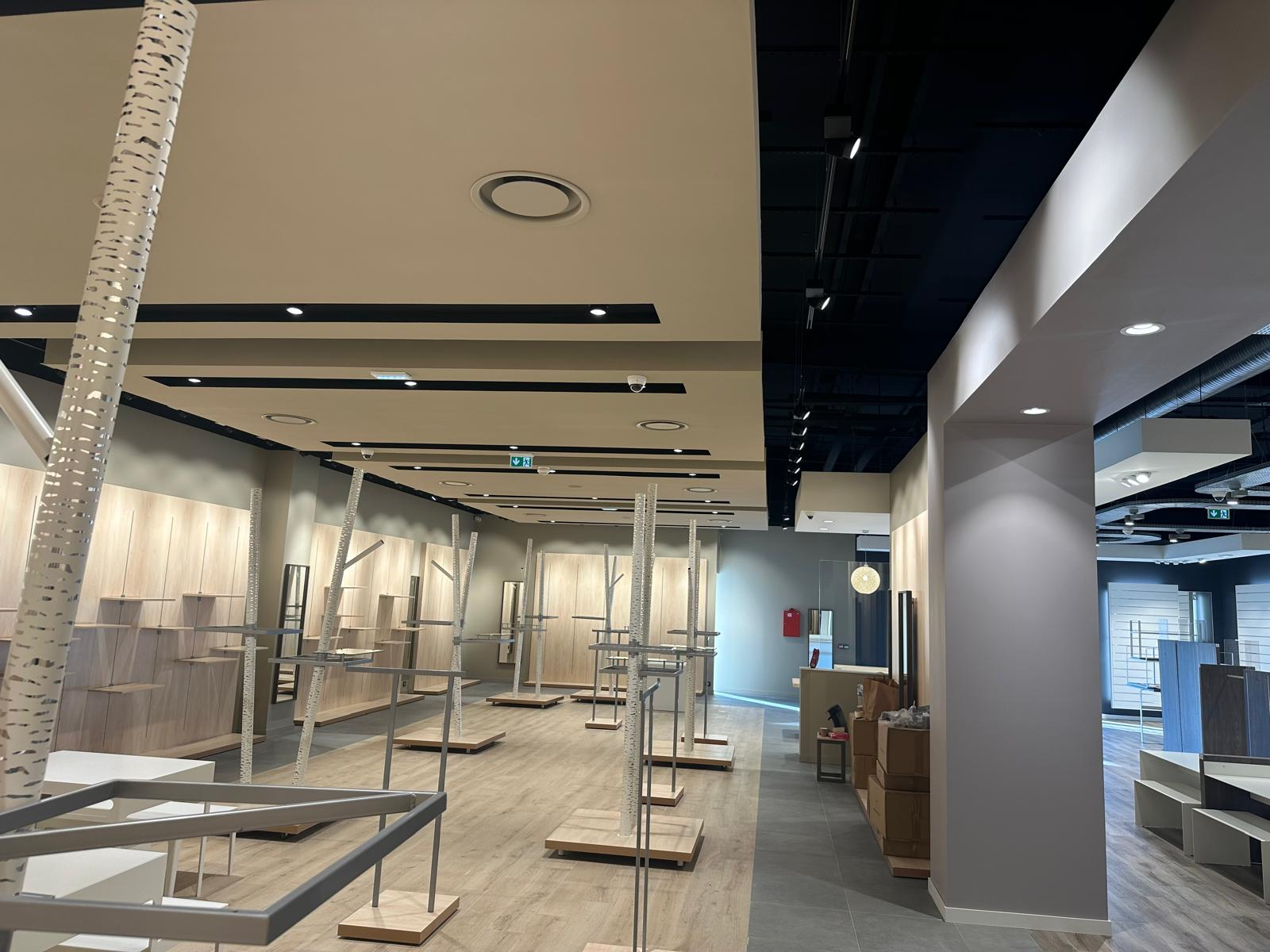An empty store with a ceiling that has a circle on it