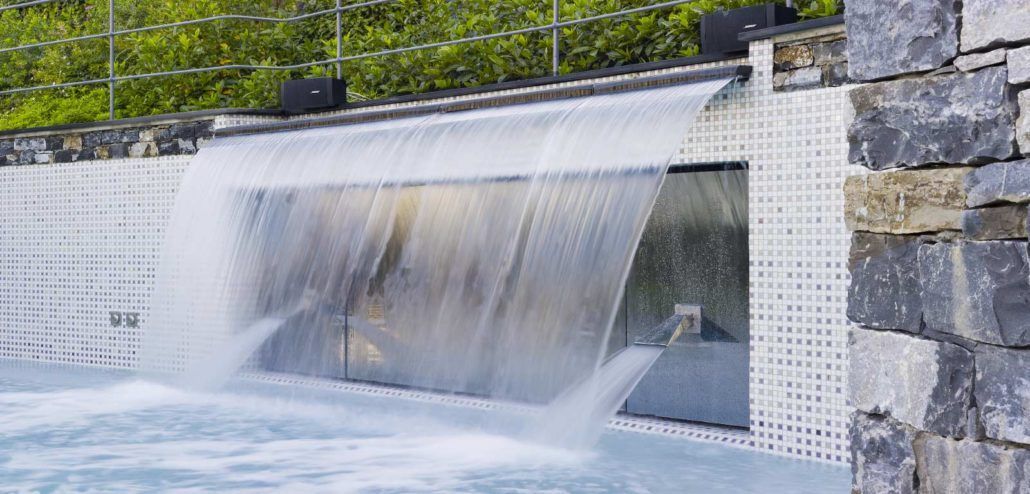 C'è una cascata nel mezzo di una piscina.