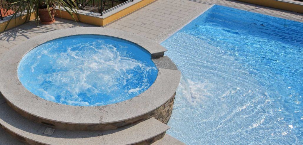 C'è una vasca idromassaggio accanto alla piscina.