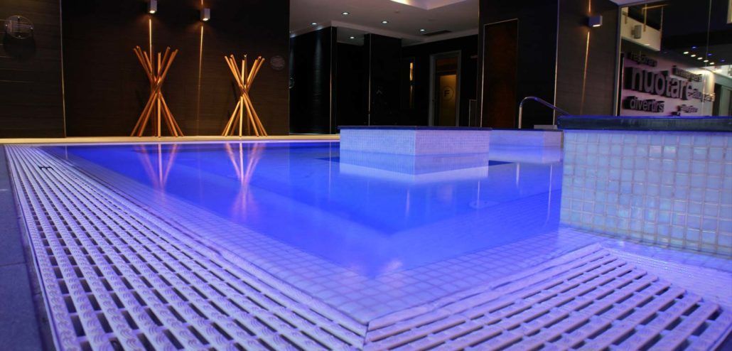 Una piscina con luci blu in una spa.