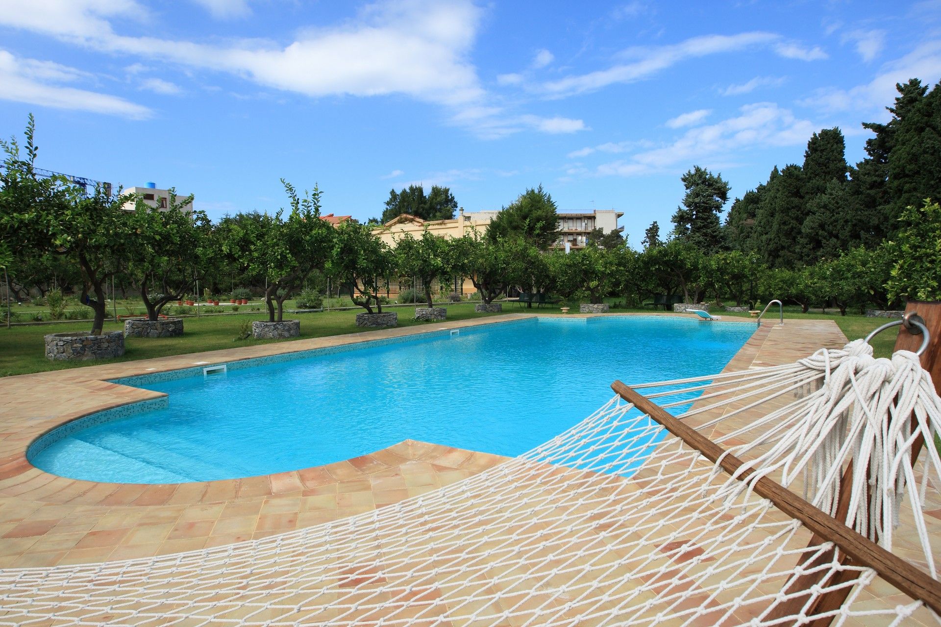 Un'amaca è seduta accanto a una grande piscina