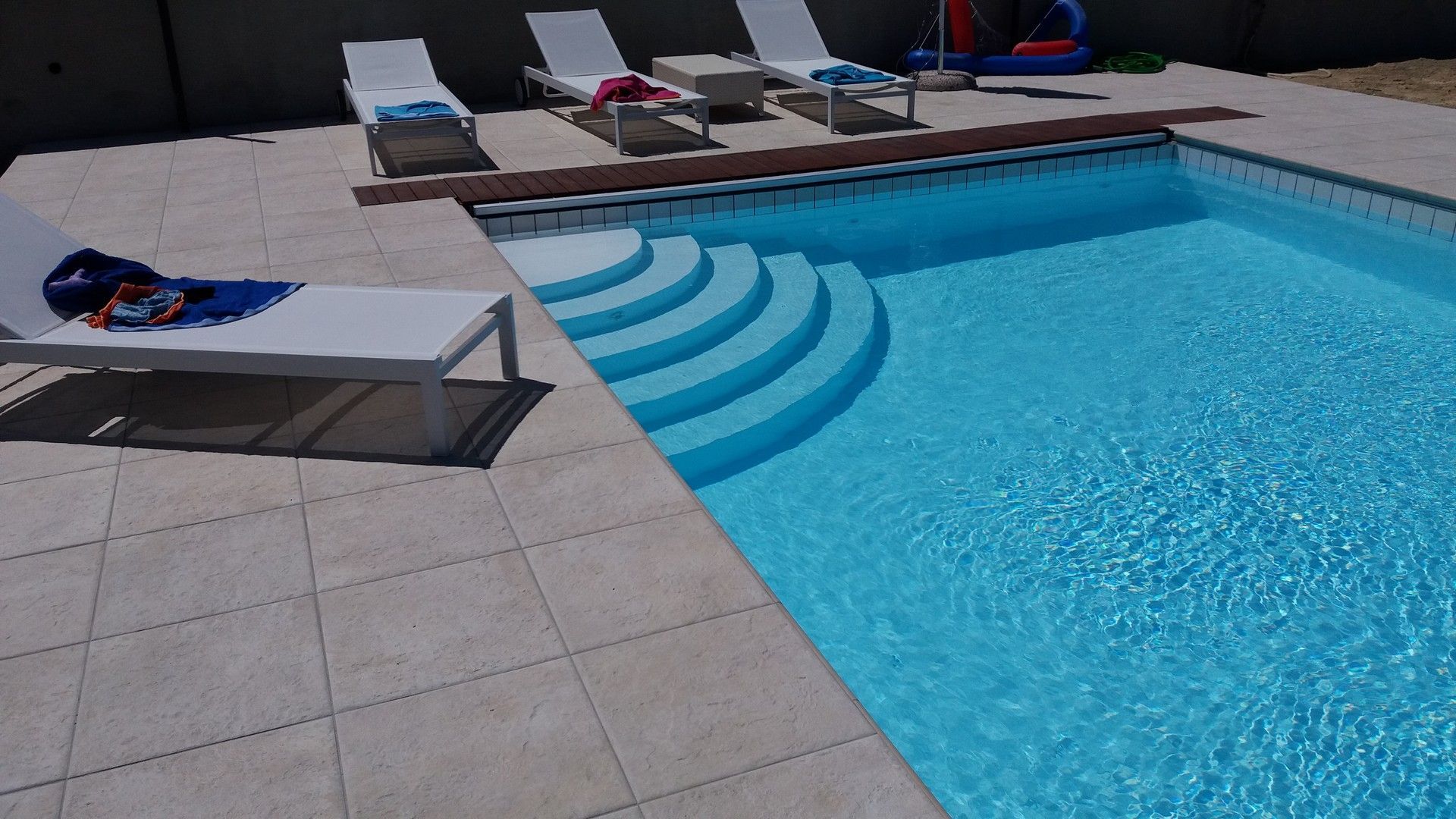 Una grande piscina con gradini che vi conducono