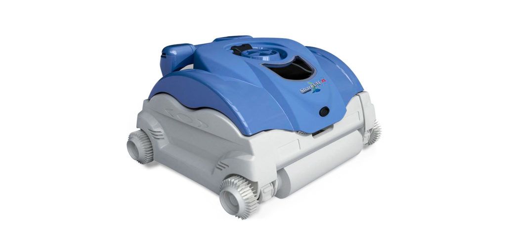 Un pulitore per piscine blu e bianco su uno sfondo bianco