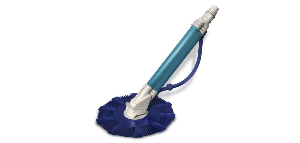 Un pulitore per piscine blu e bianco con uno straccio attaccato