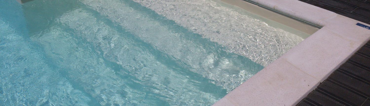 Un primo piano di una piscina con scale.