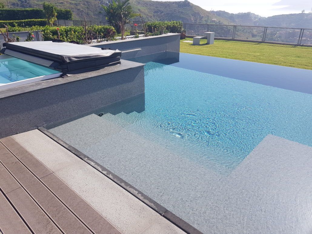 Una grande piscina con scale per accedervi