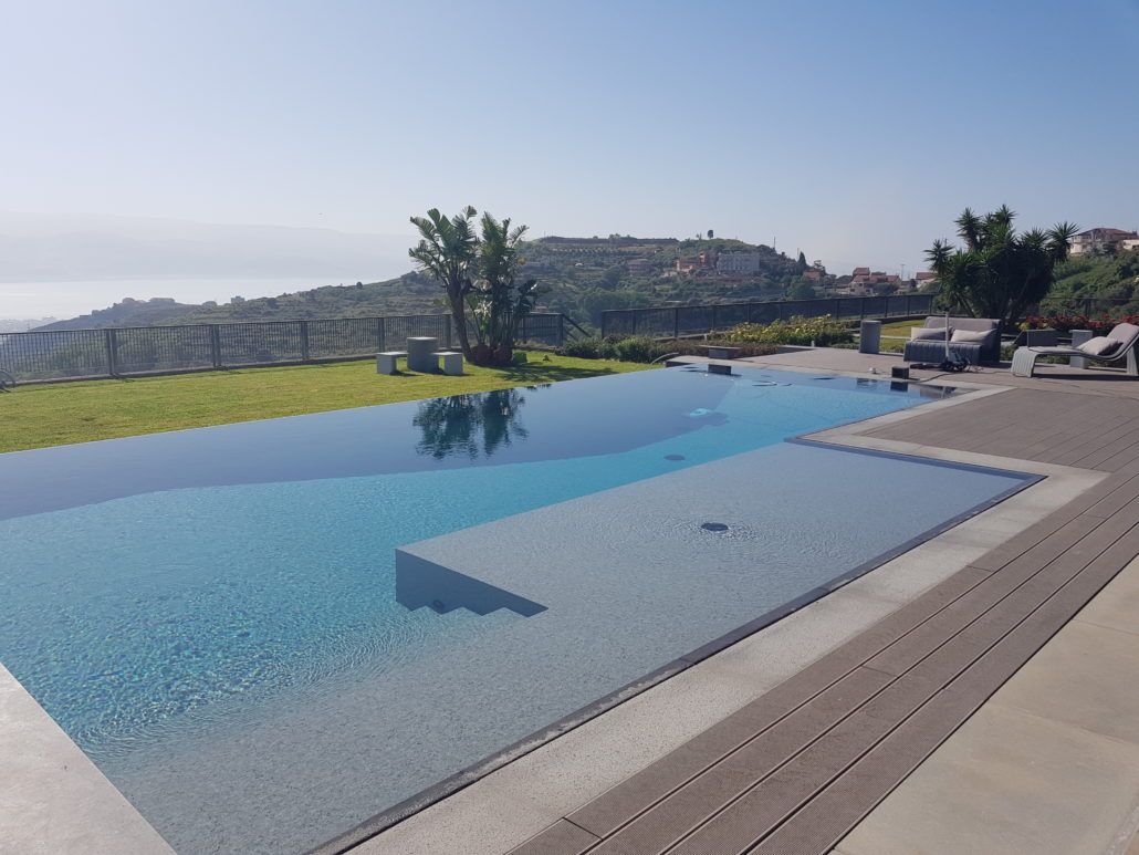 Una grande piscina con vista sull'oceano