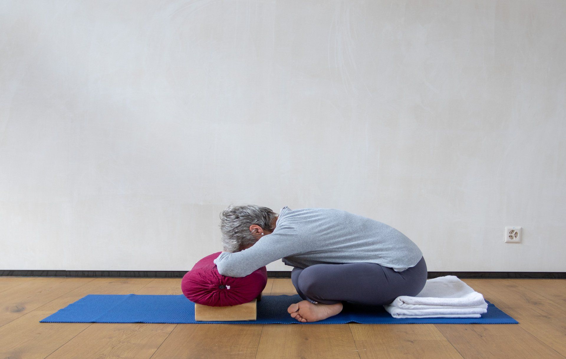 Yoga Tadasa Bettina Busenhart Adho Mukha Swastikasana